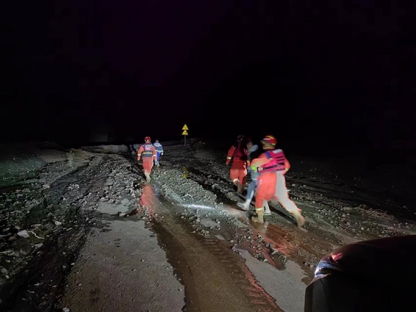 車主山區(qū)駕駛遭遇泥石流 蔚來服務一天一夜緊急施救