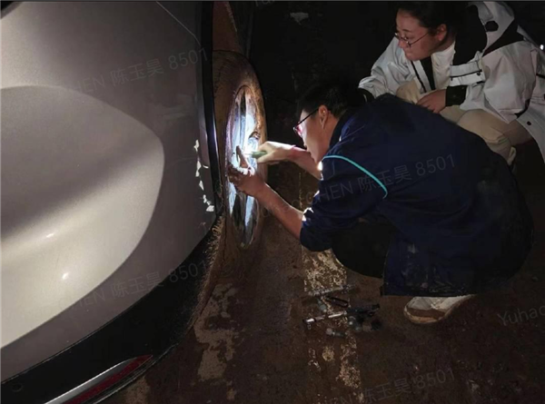 車主山區(qū)駕駛遭遇泥石流 蔚來服務一天一夜緊急施救