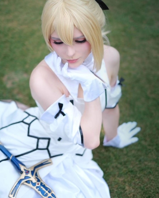 俄妹COS《Fate》Saber：泳裝呆毛王 靚麗吸睛