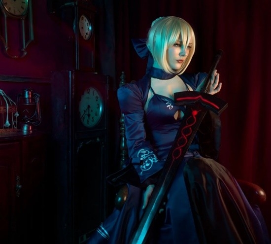 俄妹COS《Fate》Saber：泳裝呆毛王 靚麗吸睛