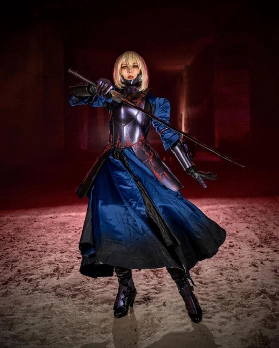 俄妹COS《Fate》Saber：泳裝呆毛王 靚麗吸睛