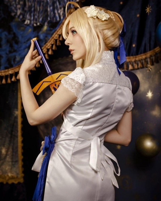 俄妹COS《Fate》Saber：泳裝呆毛王 靚麗吸睛