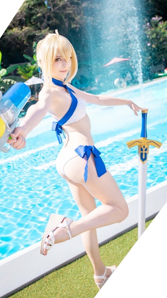 俄妹COS《Fate》Saber：泳裝呆毛王 靚麗吸睛