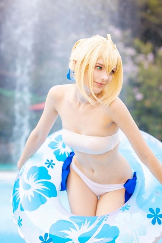 俄妹COS《Fate》Saber：泳裝呆毛王 靚麗吸睛