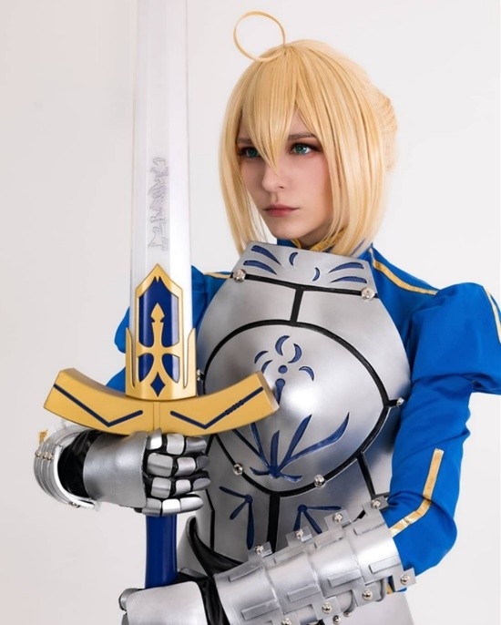 俄妹COS《Fate》Saber：泳裝呆毛王 靚麗吸睛