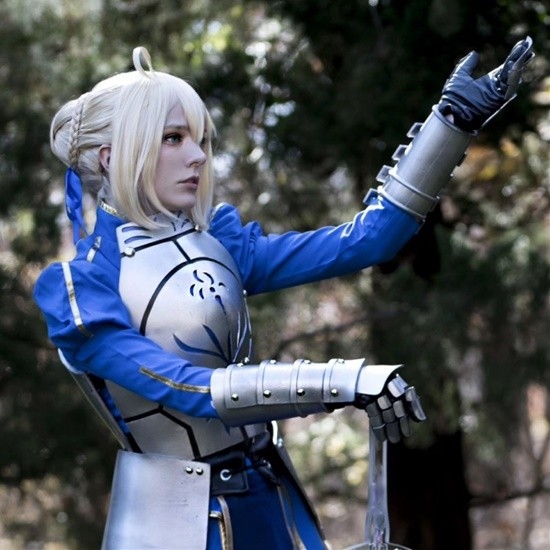 俄妹COS《Fate》Saber：泳裝呆毛王 靚麗吸睛