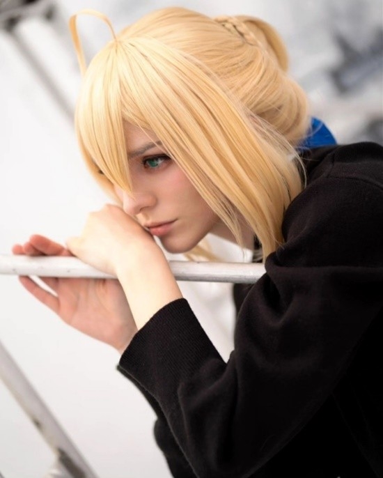 俄妹COS《Fate》Saber：泳裝呆毛王 靚麗吸睛