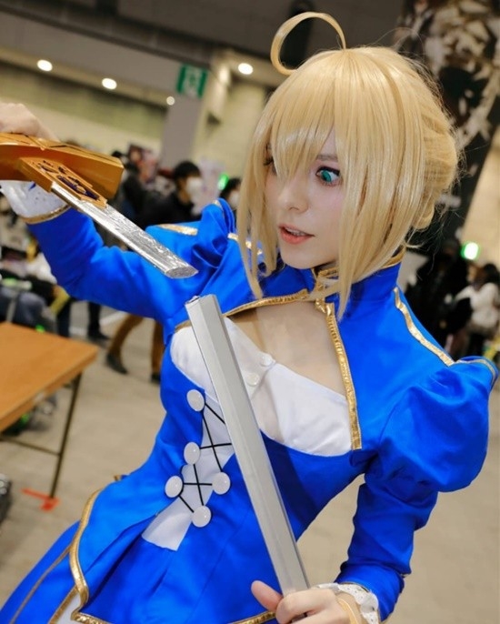 俄妹COS《Fate》Saber：泳裝呆毛王 靚麗吸睛