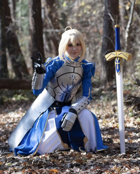 俄妹COS《Fate》Saber：泳裝呆毛王 靚麗吸睛