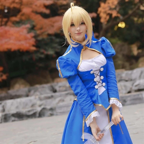 俄妹COS《Fate》Saber：泳裝呆毛王 靚麗吸睛