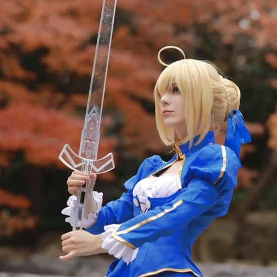 俄妹COS《Fate》Saber：泳裝呆毛王 靚麗吸睛