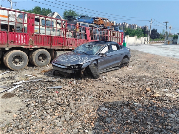 130km/h高速過彎 比亞迪漢DM-i遭嚴重翻車：整車框架抗住了