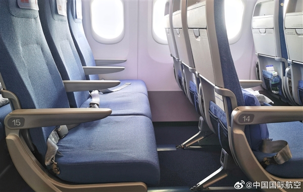 國航首架C919國產(chǎn)大飛機座艙細節(jié)：配有手機支架、60W USB-C接口