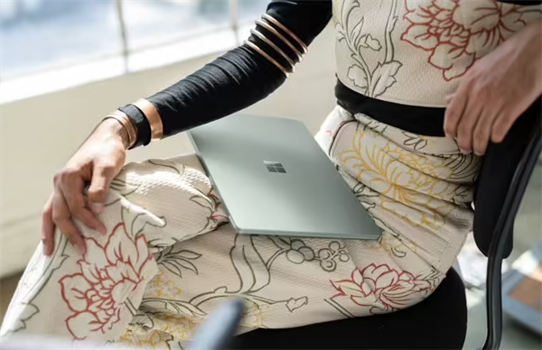 微軟 Surface Laptop 5 新固件發(fā)布：解決隨機(jī)關(guān)機(jī)，延長(zhǎng)電池壽命